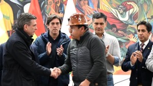 El presidente Rodrigo Paz y Mario Argollo se dan la mano tras lograr un acuerdo. Foto: Internet