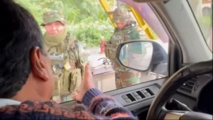 En el video se observa a Morales conversando con los dos efectivos policiales mientras se encontraba manejando un vehículo. Foto: Captura de video