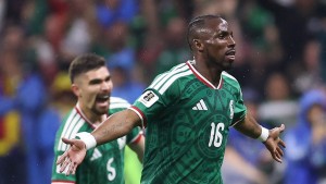 Julián Quiñones festeja el gol para México.