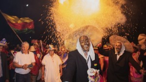 Los Achus, danza típica donde lanzan bengalas y petardos que simbolizan el don de la luz. Foto: GAMSI