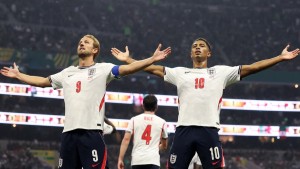 Los ingleses Harry Kane y Jude Bellingam celebran uno de los goles de la victoria.  Foto: FIFA