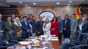 Representantes del  Ejecutivo, el Judicial y el Legislativo participan en el diálogo para buscar soluciones a las demandas de magistrados