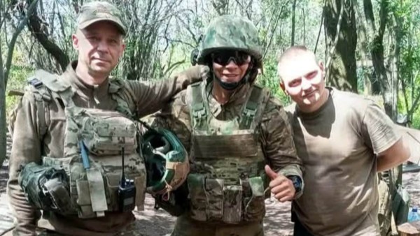 Boliviano junto a soldados extranjeros en el conflicto que desató Rusia por invadir Ucrania. Foto: Asuntos Centrales