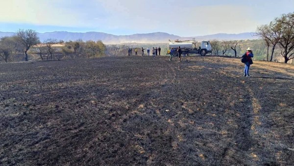 Bomberos, personal de las FFAA y l Policía sofocan los incendios. Foto: RRSS