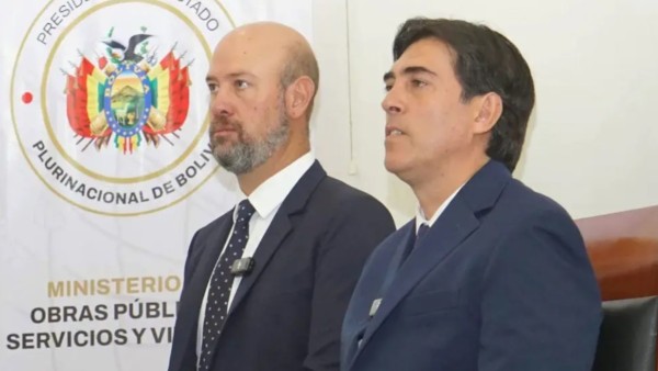 Eduardo Valdivia y ministro Mauricio Zamora. Foto: Ministerio de Obras Públicas