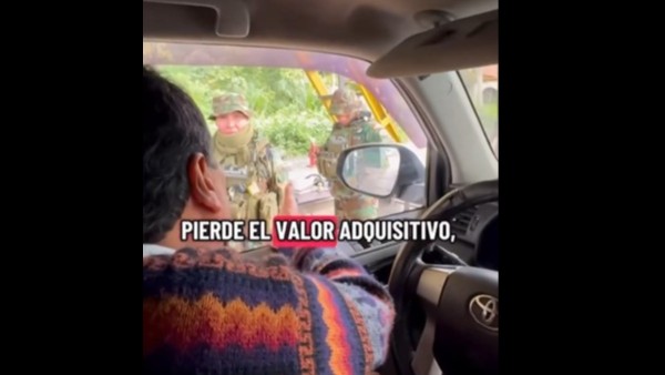 El expresidente Evo Morales conversa con dos agentes antidroga en el Trópico de Cochabamba.