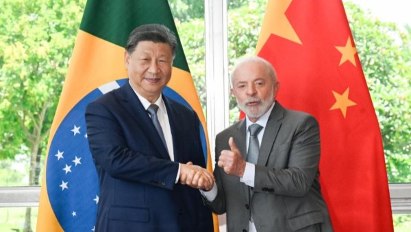 El presidente de China, Xi Jinping, y su homólogo brasileño, Luiz Inácio Lula de Silva.
