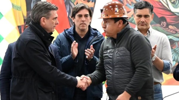 El presidente Rodrigo Paz y el dirigente de la COB, Mario Argollo, firmaron un acuerdo que dio fin a los conflictos. Foto: Internet
