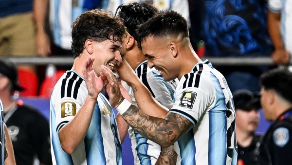 Jugadores de Argentina celebran uno de sus goles.  Foto: FIFA
