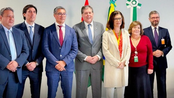 La decisión fue asumida durante una reunión en Río de Janeiro entre autoridades bolivianas y la presidenta de Petrobras, Magda Chambriard. Foto: Min. Economía