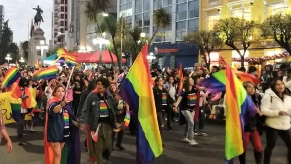 Marcha de colectivos LGBTIQ+ en el centro de La Paz, Bolivia, celebrada en junio de 2026. Foto: Visión360
