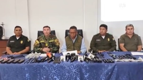 Ministro al momento de presentar las armas encontradas en el aeropuerto Viru Viru: Foto: captura