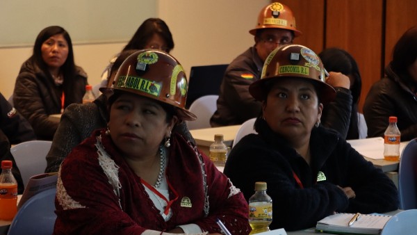 Mujeres cooperativistas participando en la Cumbre Minera. Foto: Ministerio de Minería