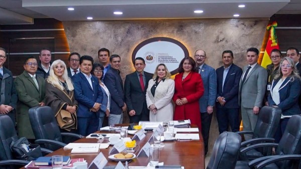 Representantes del  Ejecutivo, el Judicial y el Legislativo participan en el diálogo para buscar soluciones a las demandas de magistrados