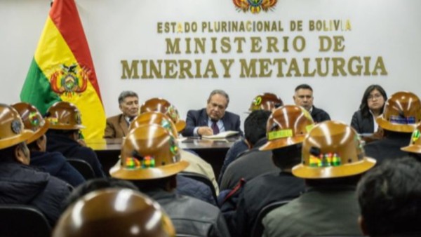 Reunión entre autoridades del Ministerio de Minería y cooperativistas. Foto: Internet