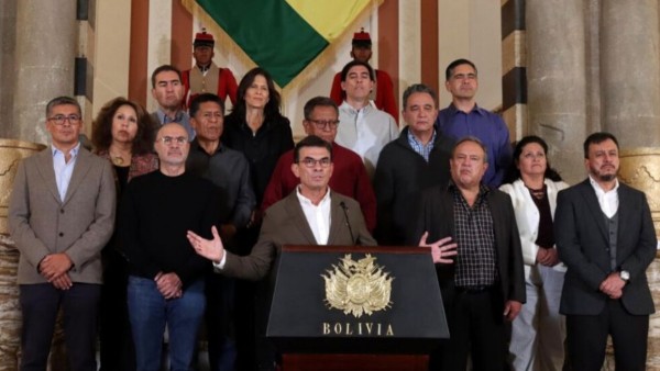 Rodrigo Paz junto a su primer gabinete de ministros. Foto: Correo del Sur