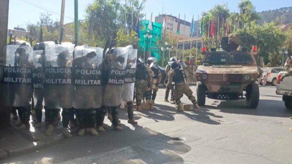 Un grupo militar cercó plaza Murillo en junio de 2024. Foto: Internet