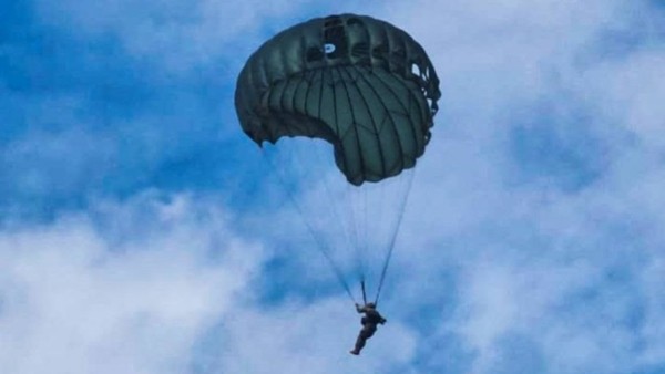 Un paracaidista militar diurante el acto celebrado en Cochabamba