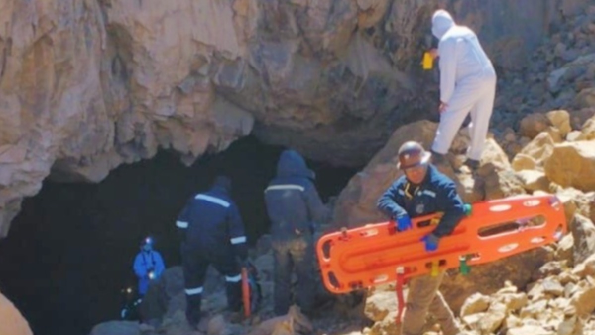 Agentes fiscales retiran los cuerpos de las víctimas en el cerro Posokoni