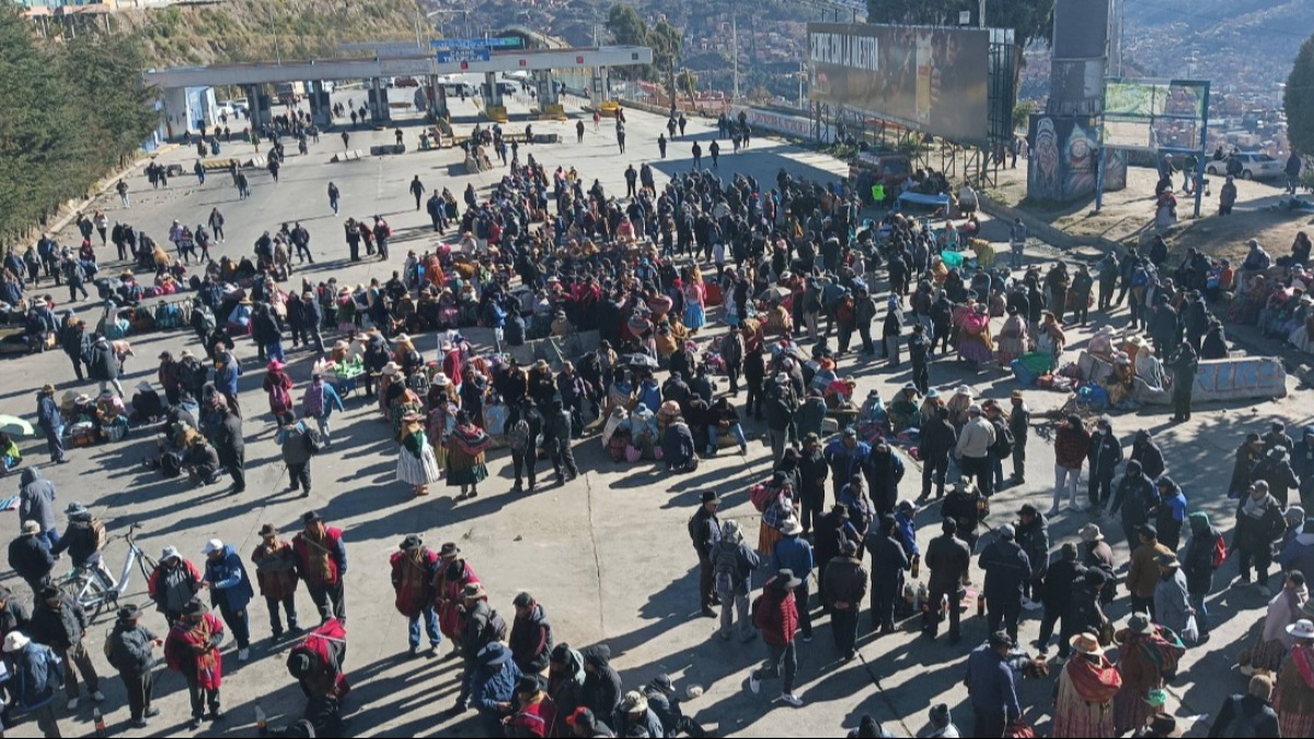 Bloqueo en el peaje de la autopista La Paz-El Alto. Foto: Eli Ortiz