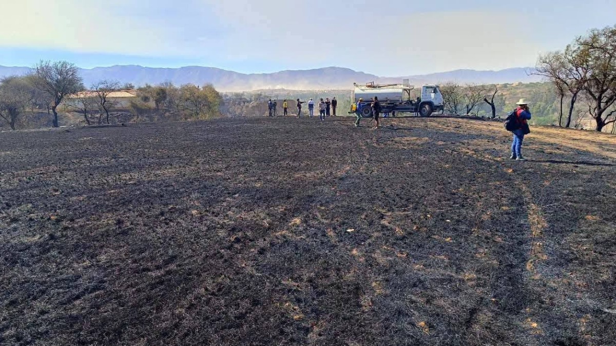 Bomberos, personal de las FFAA y l Policía sofocan los incendios. Foto: RRSS