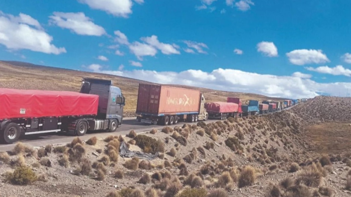 Camiones esperando su ingreso al complejo fronterizo de Colchane. Fotografía El Deber