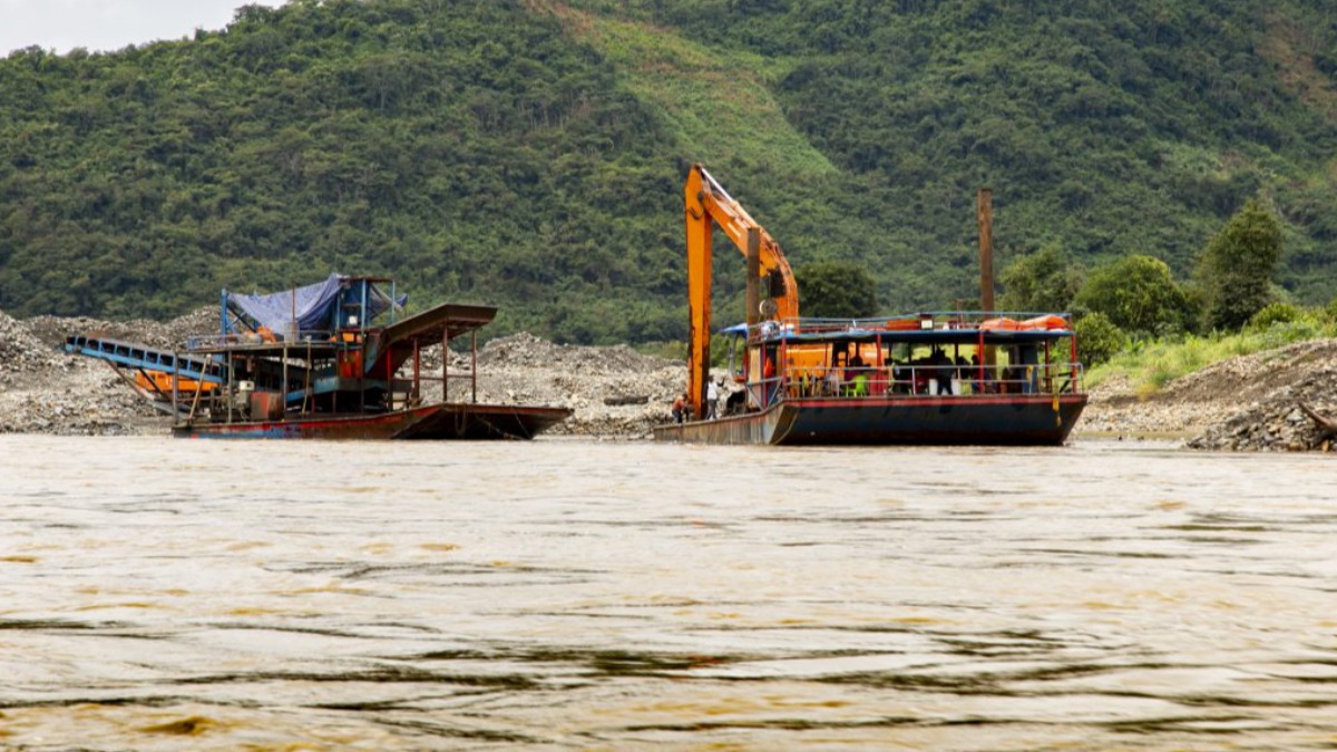 Dragas colombianas dentro del territorio indígena leco. Foto: Mauricio Durán - La Brava