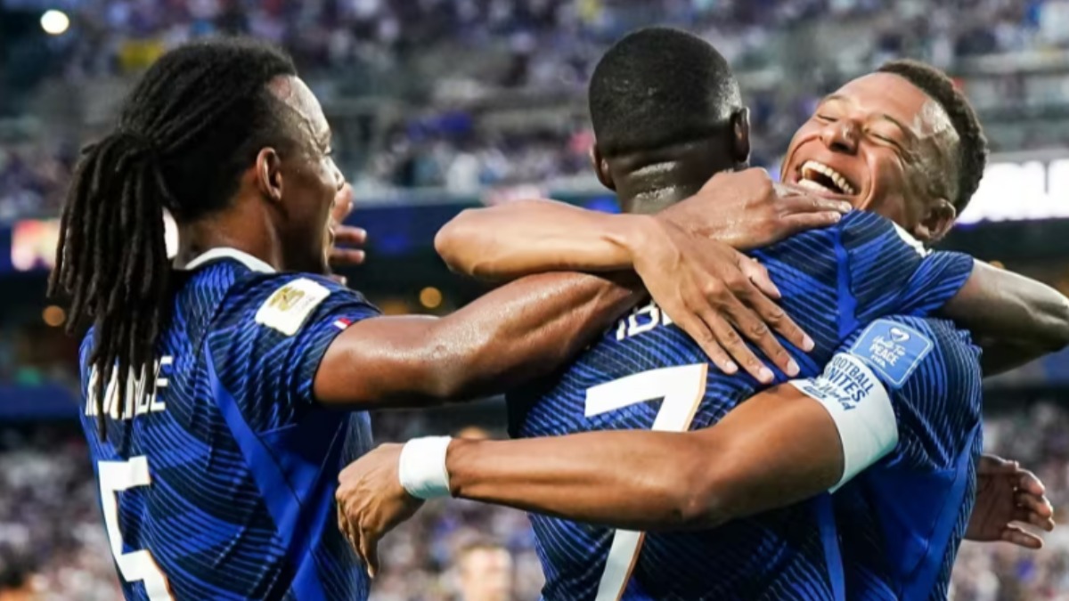 El delantero francés Kylian Mbappé celebra con sus compañeros de selección.   Foto: FIFA