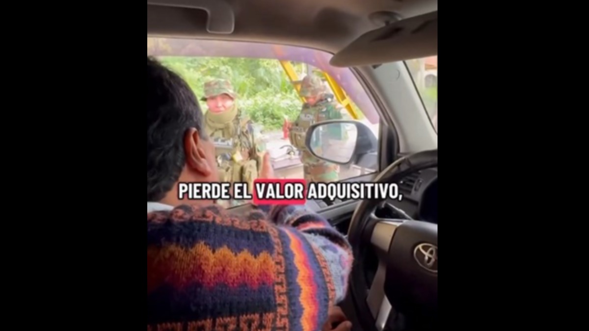 El expresidente Evo Morales conversa con dos agentes antidroga en el Trópico de Cochabamba