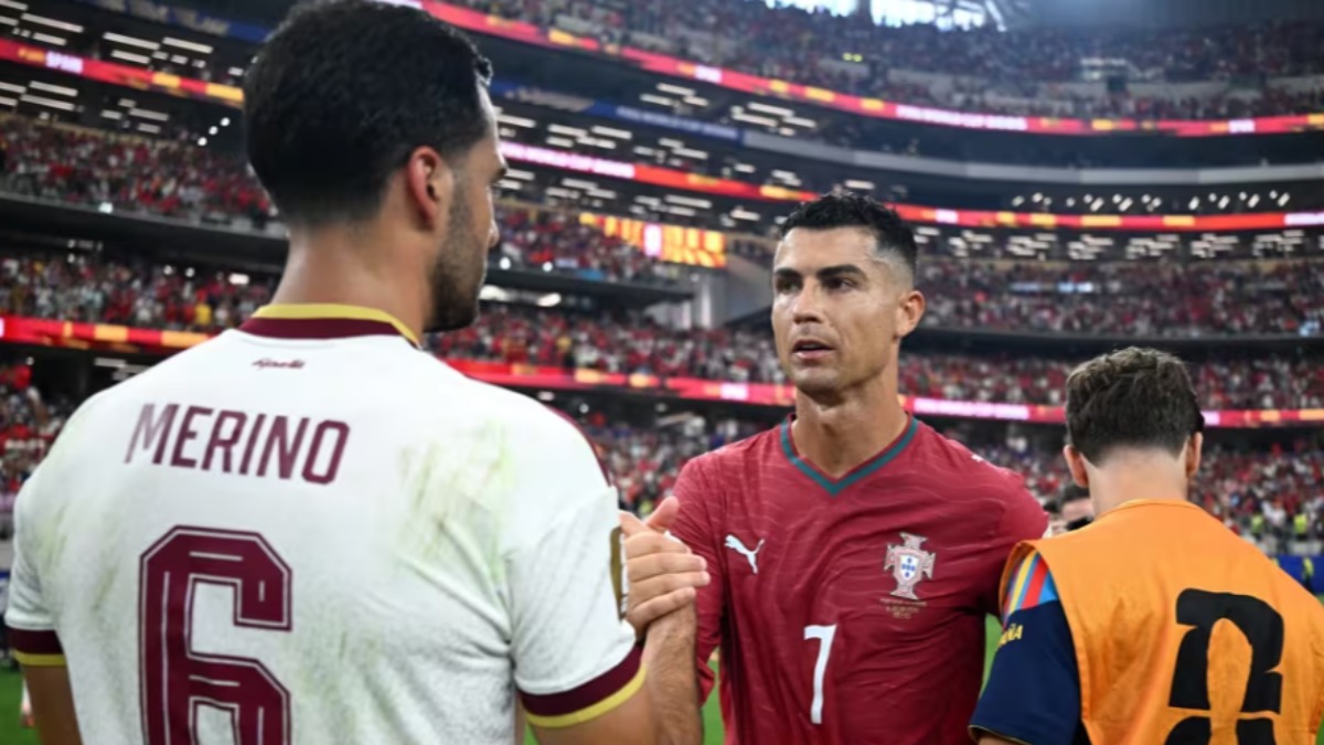 El portugués Cristiano Ronaldo felicita al español Mikel Merino por la clasificación a cuartos de final.  Foto: FIFA