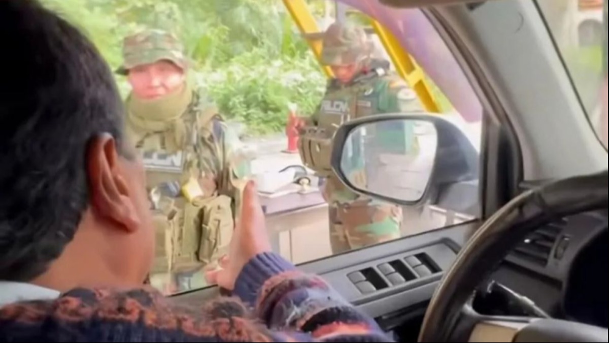 En el video se observa a Morales conversando con los dos efectivos policiales mientras se encontraba manejando un vehículo. Foto: Captura de video