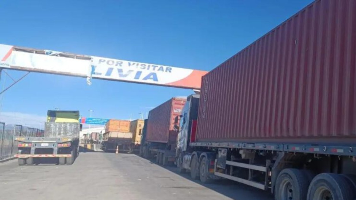 Filas de camiones en la frontera Colchane-Pisiga. Foto: Unitel