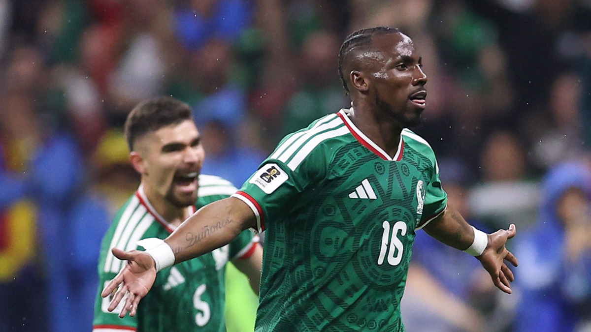 Julián Quiñones festeja el gol para México.