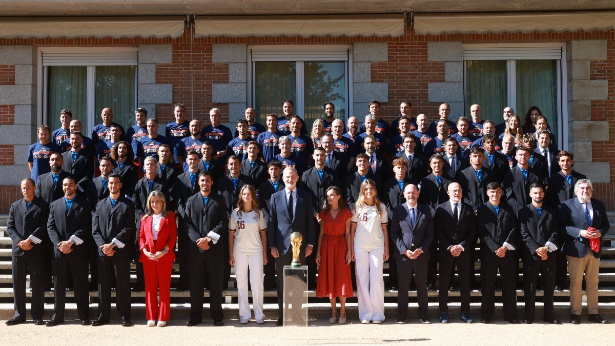La foto oficial de la selección española junto a la familia real en el Palacio de La Zarzuela de Madrid.