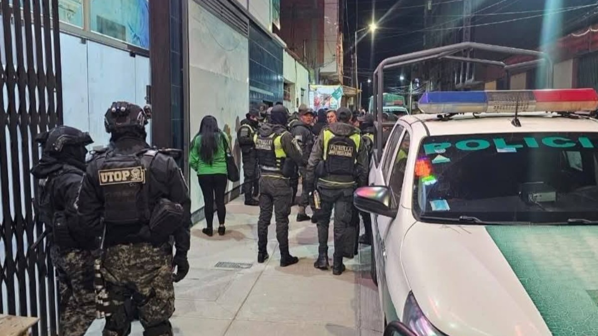 La policía llegó hasta la empresa importadora para investigar el deceso de los obreros. Foto: RRSS