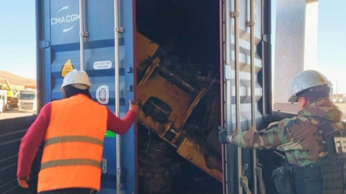Los 109 paquetes de cocaína estában camuflados en las piezas de una excavadora hidráulica desarmada. Foto: Fiscalía