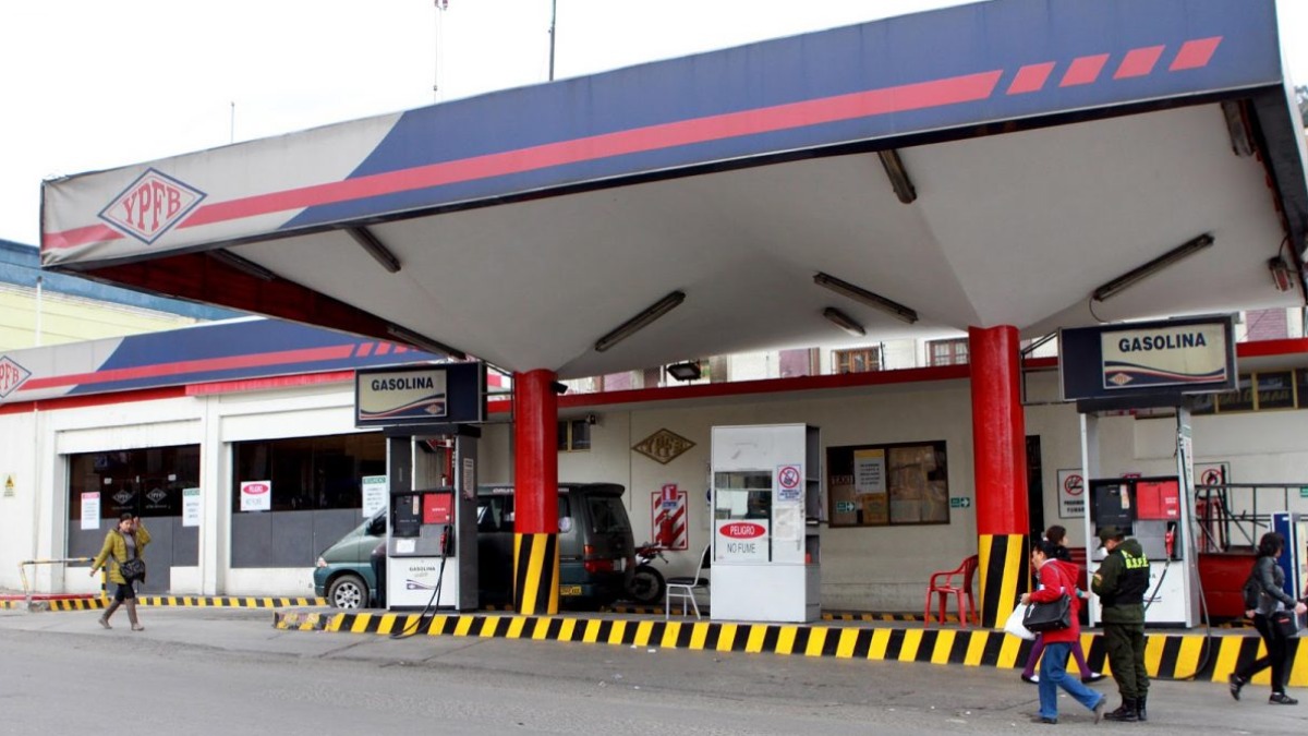 Mauricio señaló que existen personas que cargan combustible varias veces al día para revenderlo o sacarlo del país. Foto: RRSS
