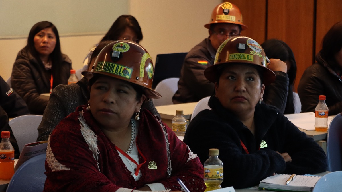 Mujeres cooperativistas participando en la Cumbre Minera. Foto: Ministerio de Minería
