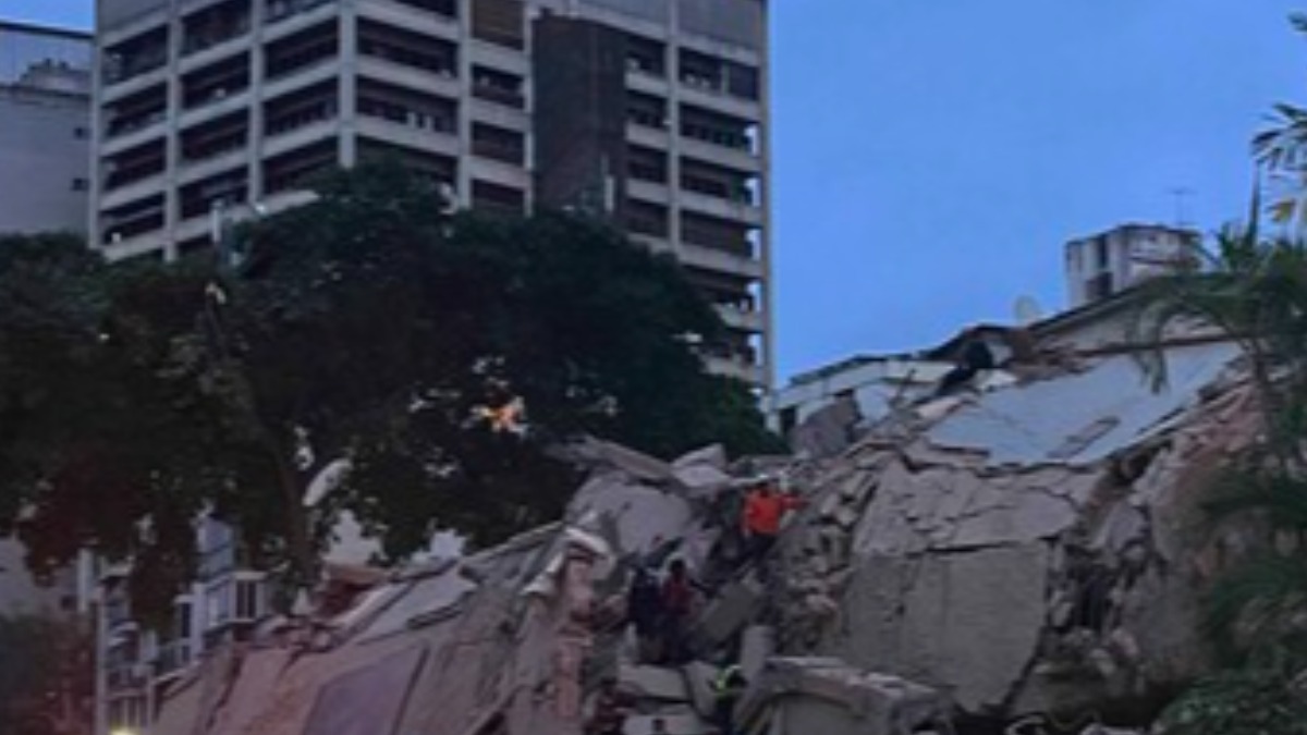 Restos de un edificio que se derrumbó tras los sismos en Venezuela.