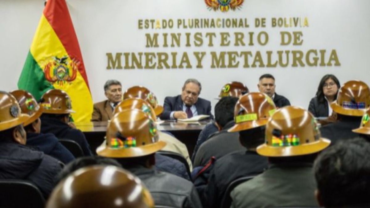 Reunión entre autoridades del Ministerio de Minería y cooperativistas. Foto: Internet