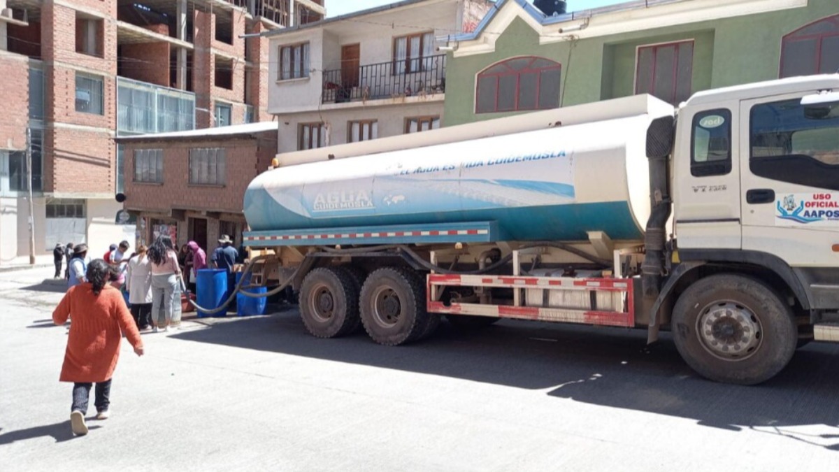 Un camión cisterna distribuye agua en una zona alta de la ciudad de Potosí. Imagen archivo: Aapos