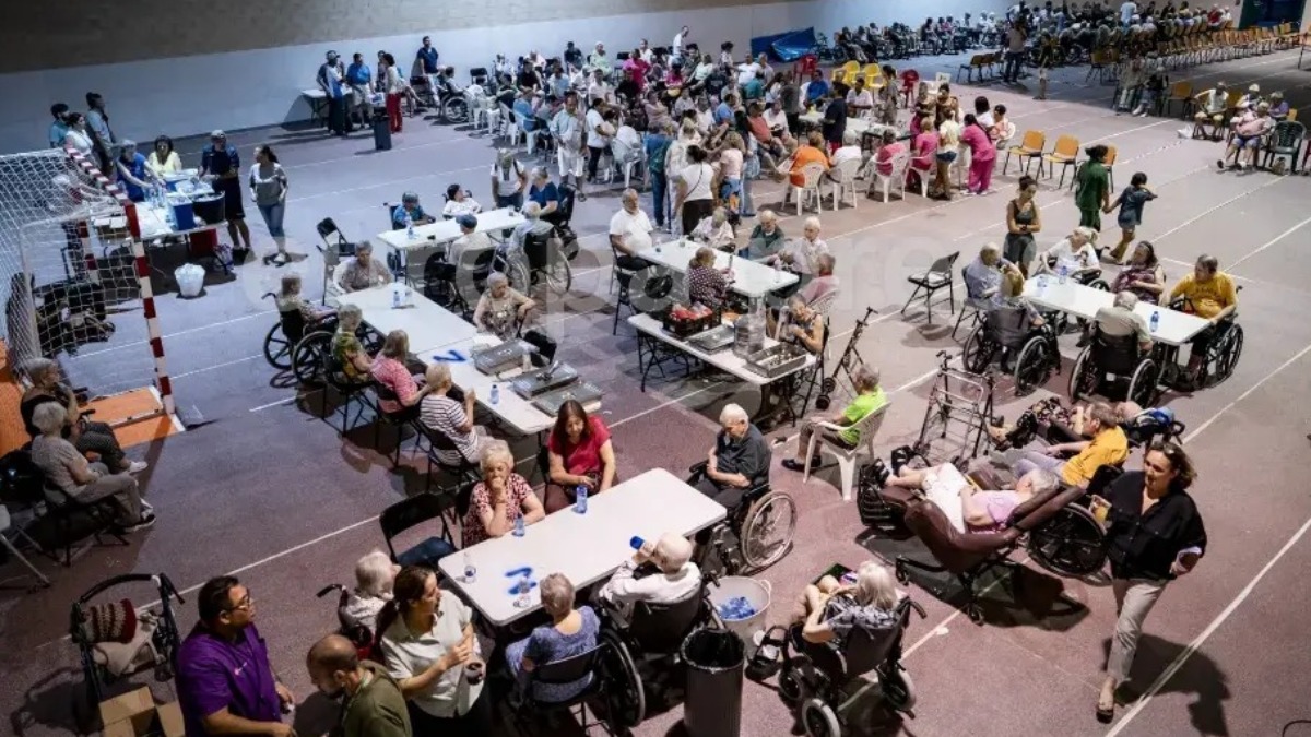 Varias personas desalojadas del municipio de Aldea del Fresno, en el polideportivo de Villamanta, a 23 de julio de 2026, en Villamanta, Madrid (España)  Europa Press